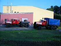 Beide Kras des Burkhardtsadorfer Fuhrunternemens pr�sentierten sich im der Abendsonne am Abend des 10. Bulldogtreffens in Burkhardtsdorf