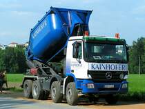 ACTROS mit aufgebauter Asphaltbirne wartet auf den Asphaltfertiger ;090910