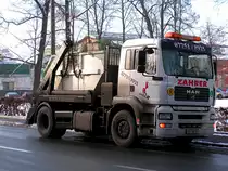 MAN hat soeben einen Schuttbeladenen Container aufgenommen;091222