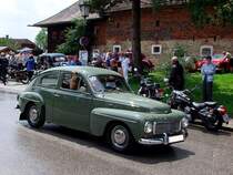 VOLVO PV544, Bj.1960, hat soeben den Startpunkt zur Oldtimerrundfahrt  Stehrerhof  verlassen;090705