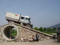 Und heir der Unimog in voller Aktion gleich gehts 100 % Steigung abw�rts. Also 100 % Steigung sind nicht im 90� Winkel son so ung 70� ich hab keine ahnung wieso aber der Fahrer aht das so erkl�rt.