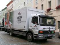 Mercedes-ATEGO der Brauerei RIED bei der Getr�nkezustellung am Hauptplatz Ried i.I. 071005