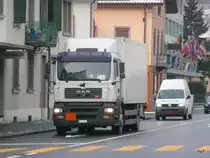 MAN mit Kastenaufbau unterwegs in Biel am 18.12.2009