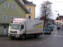 MAN karrt Waren f�r Gesch�fte in Ried i.I. heran, im Hintergrund das Kloster St.Anna;091229