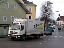 MAN karrt Waren f�r Gesch�fte in Ried i.I. heran, im Hintergrund das Kloster St.Anna;091229