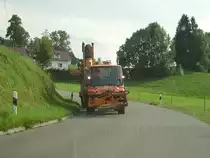 Aus dem Auto aus fotografiert der Unimog bei R�ckfahrt zum Bauhof.  
