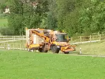 Und von weitem aus fotografiert das Unimog Gespann bei der Arbeit in Ottacker.