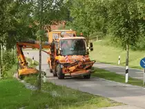 Ein Unimog beim Grasm�hen bei sch�ner Sonne im Allg�u. 