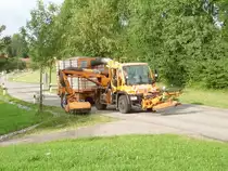 Ein unimog mit M�hwerk und Grasaufnahmewagen der Bauhofes Sulzberg in aktion bei Ottacker. 