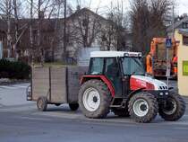 STEYR958 ist nach dem Besuch des Viehmarktes in Ried i.I. mit seinem Einachh�nger wieder am Heimweg;091228