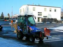 ISEKI_TXG23 ist mit seiner Schneer�umausr�stung am Weg zum n�chsten Einsatz;100104