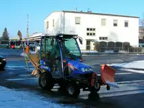 ISEKI_TXG23 ist mit seiner Schneer�umausr�stung am Weg zum n�chsten Einsatz;100104