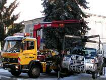 MB1117 eines Abschleppunternehmens hievt einen NISSAN-Pickup, welcher eine Hauszufahrt verstellte, auf seine Ladefl�che;100104