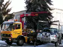 MB1117 eines Abschleppunternehmens hievt einen NISSAN-Pickup, welcher eine Hauszufahrt verstellte, auf seine Ladefl�che;100104