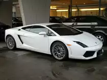Ein Lamborghini Gallardo vor einer Garage wartet auf einen K�ufer.