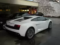 Ein Lamborghini Gallardo vor einer Garage wartet auf einen K�ufer.
