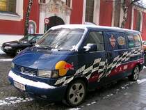 VW_T4 vorm Ostportal der Stadtpfarrkirche Ried i.I:;100104