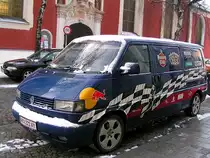 VW_T4 vorm Ostportal der Stadtpfarrkirche Ried i.I:;100104