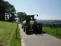 Ein Deutz Fahr mit Claas Ladewagen in Ottacker.