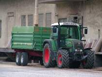 Fendt-310 holt mit seinem Anh�nger Getreide vom Lagerhaus Wieselburg;081022