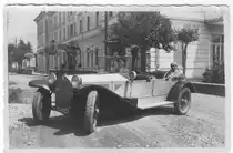 Lancia Lambda 1928. Dieses Foto hat mein 1940 verstorbener Urgro�vater 1930 in Locarno  geschossen . Die Dame im Heck des Wagens ist seine Tochter (meine Gro�mutter), die 2005 fast 100 j�hrig starb.