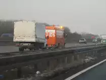 Ein Kleinlaster der Abgeschleppt wird.