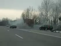 Ein brennender Container LKW auf der A5. Die Doppelberifung hat angefangen zu brennen. In dem Moment bin ich vorbei gefahren.