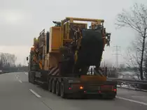 Ein Schwertransport auf der A5. bild ist von heute.