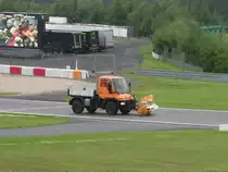 Ein Unimog mit Kehrmaschine am N�rburgring.
