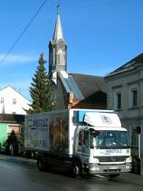 MB1526 von INNSTOLZ im Zustelldienst in Ried i.I., und steht vor der Altkatolischen Kirche aus dem Jahre 1893;091230