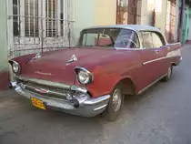57er Chevy Bel Air, Series 210 Fourdoor Hardtop Sport Sedan, in Trinidad auf Kuba am 06.04.2009.