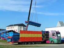 MAN_TGA460 der Fa.Rieger bei der Entladung (Teile f. Wasserrutsche)  am Messegel�nde in Ried i.I.090819