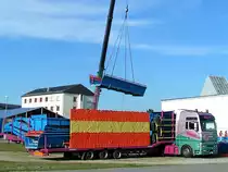 MAN_TGA460 der Fa.Rieger bei der Entladung (Teile f. Wasserrutsche)  am Messegel�nde in Ried i.I.090819