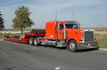 Peterbilt Schwerlasttransporter wurde im September 2007 in Kalifornien USA auf einem großen Truckerrastplatz an der 99 zwischen Bakersfield und Fresno gesehen. 