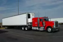 Peterbilt Kühltransporter wurde im September 2007 in Kalifornien USA auf einem großen Truckerrastplatz an der 99 zwischen Bakersfield und Fresno gesehen. 