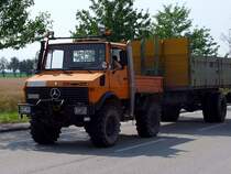 UNIMOG zieht einen Einachsh�nger Richtung Eberschwang;090802