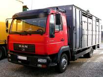 MAN_LE220C wartet w�hrend der Viehversteigerung in Ried i.I. auf seine Fracht;091228