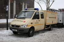 DRK Essen
Ger�tewagen-Sanit�tsdienst
E 8013
Mercedes 416 CDI
Aufgenommen bei der Er�ffnung der Ruhr 2010 am 10.1.2010 auf der Zeche Zollverein.