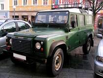 LandRover,DEFENDER hat am Stelzhamerplatz in Ried i.I. eine Parkl�cke gefunden;091230
