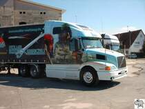 Volvo VNL 660 Mit Airbrushlackierung aus der Filmreihe  Pirates of the Caribbean (Fluch der Karibik) . Das Fahrzeug war am Sonntag den 29. April 2007 in Hassenberg im Landkreis Coburg abgestellt.