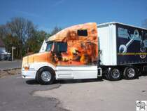 Volvo VNL 660 Mit Airbrushlackierung aus der Filmreihe  Pirates of the Caribbean (Fluch der Karibik) . Das Fahrzeug war am Sonntag den 29. April 2007 in Hassenberg im Landkreis Coburg abgestellt.