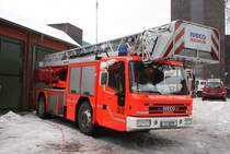 Feuerwehr Essen
DLK 23/12
3/2
E 2079
Iveco Magirus Tector
Aufgenommen bei der Er�ffnung der Ruhr 2010 am 10.1.2010 auf der Zeche Zollverein.



