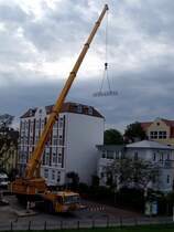 Autokran der Fa.Kronschnabel ist am sp�ten Nachmittag noch bei einer Baustelle in Cuxhaven t�tig;090901