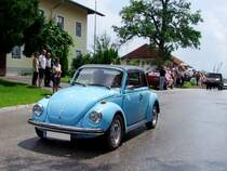 K�fer mit  Fetzendachl , worauf die Insassen bei der Oldtimerrundfahrt in Neukirchen/V�ckla froh waren, da es immer wieder zu Regenschauern kam;090705