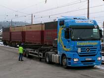 ACTROS1844 mit Spezialauflieger bei der Verladung eines  Mobiler´s  auf einen Flachwaggon in Redl-Zipf;091214