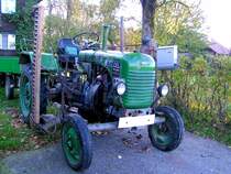  Versteckt  in einer Hauseinfahrt parkt ein  15enerSTEYR  mit angebautem M�hbalken; 071015