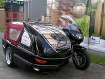 Beiwagenmaschine  zum Sargtransport  anl�sslich der  DEVOTA  in Ried i.I.;090927