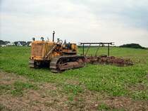 Auch die russ.T100 war auf dem Feld in Klaffenbach anzutreffen. Hier ist sie mit einer Scheibenegge auf dem rapsacker zu sehen