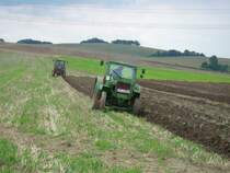 RS 01/40 und MTS 82 beim Pflgen am Berg auf einen Feld in Klaffenbach