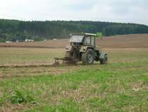 ZT 323 mit 2 Schar Pflug auf dem Acker in Klaffenbach beim Anackern der Anfangsfurche
